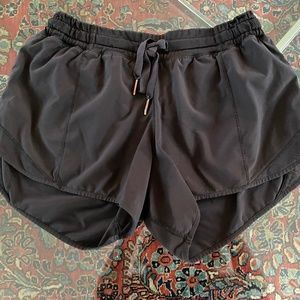 Lululemon Black Hotty Hot Short 2.5'' - Size 6